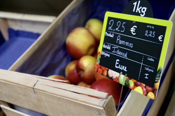 Cagette de pommes avec etiquette de prix