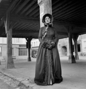 Valentine Tessier (1892-1981), actrice française sur le tournage du film "Madame Bovary" réalisé par Jean Renoir (1894-1979). 1933.
