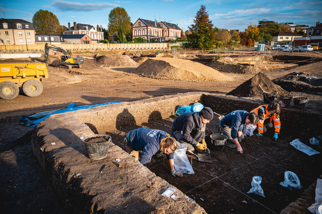 groupe d'archéologues en train de faire des fouilles