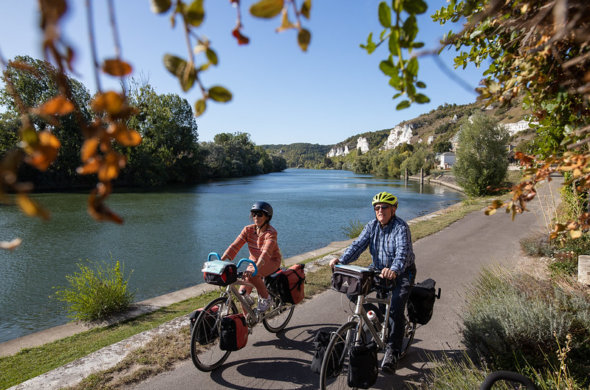 deux cyclotouristes circulant au bord de la Seine