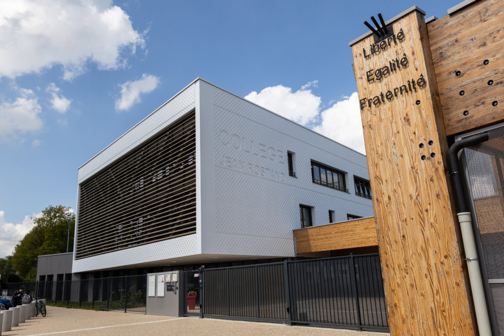 La façade et l'entrée du nouveau collège Jean-Rostand à Evreux