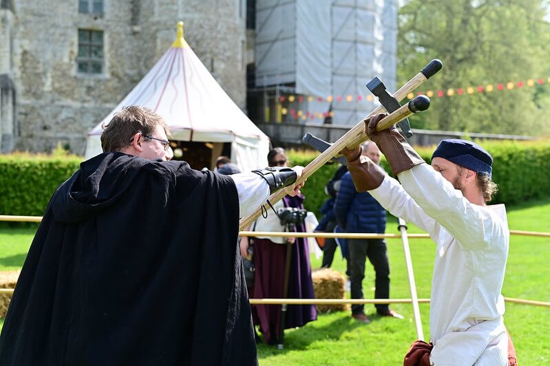 deux personnes en train de combattre avec des armes du Moyen Âge