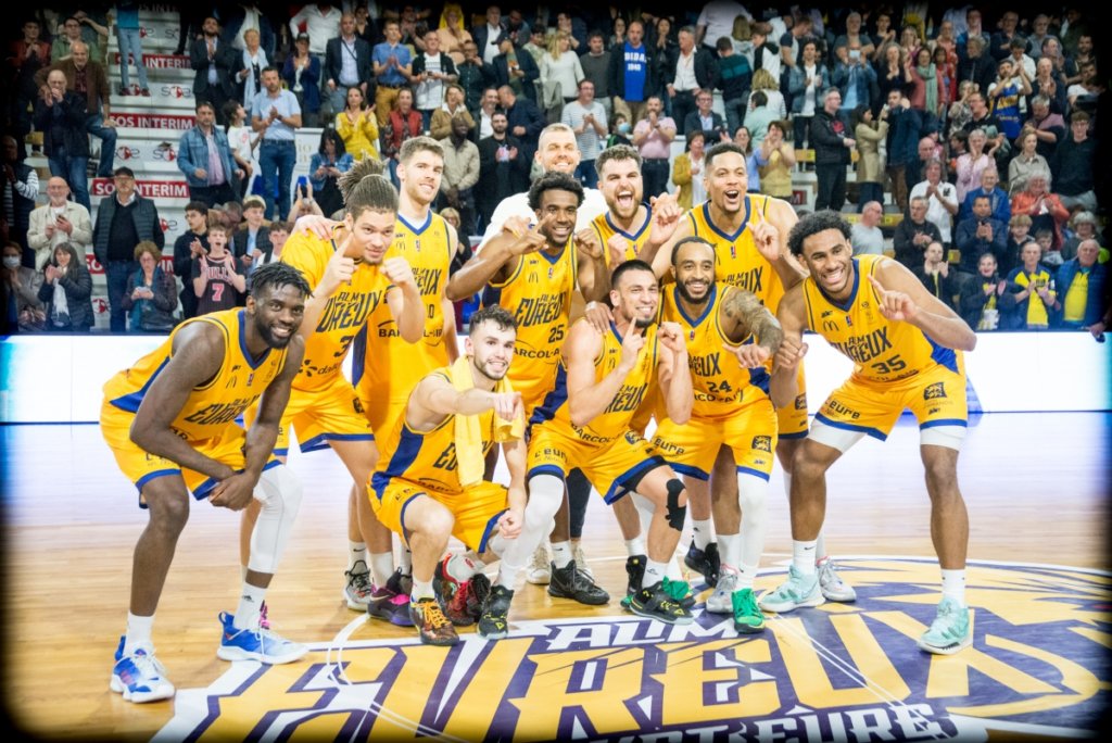 Les joueurs de l'ALM Basket Eure célèbrent leur 11e victoire consécutive