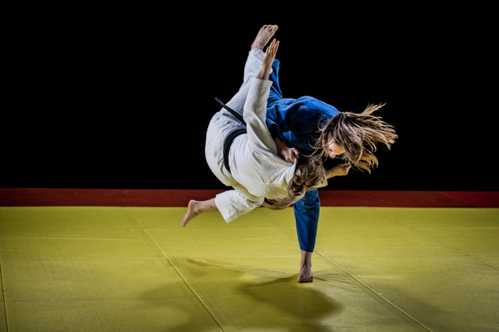 Deux jeunes judokates s'affrontent en compétition