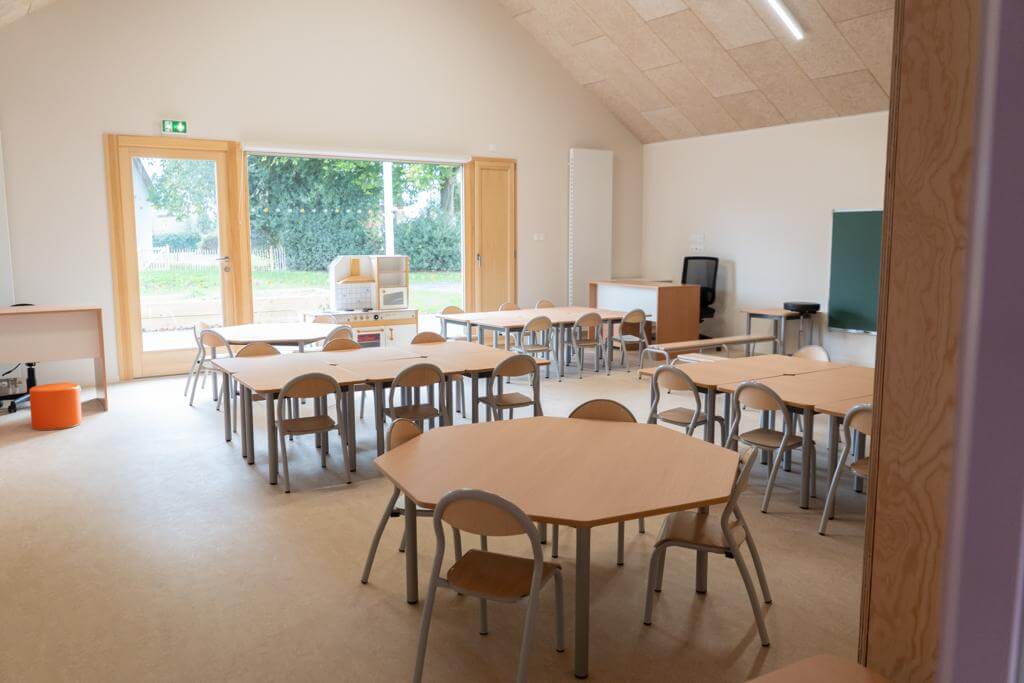 salle de classe avec des petites tables et chaises
