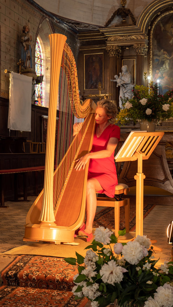 femme avec une harpe dans une église