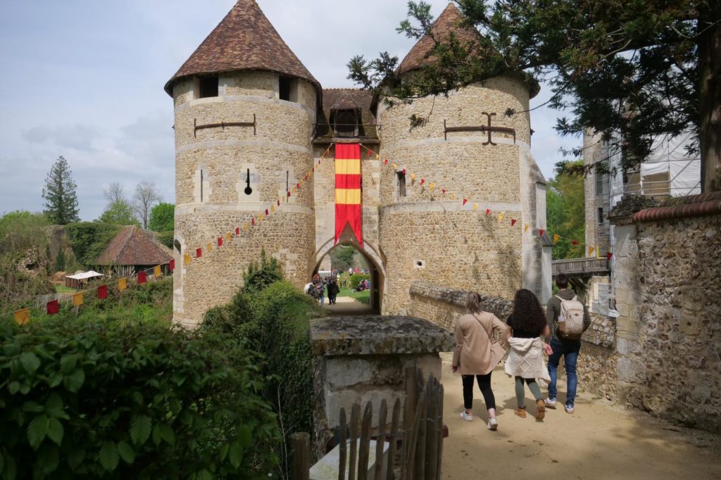 porte médiévale avec deux tours rondes