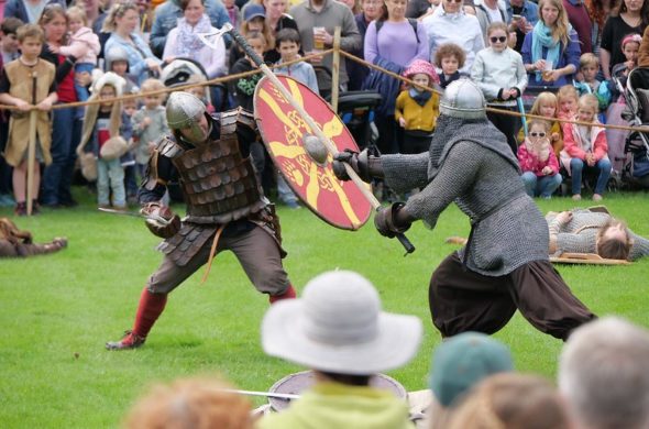 chevaliers avec épées en train de combattre