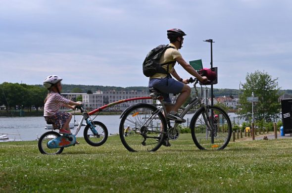 deux personnes à vélo roulant au bord de l'eau