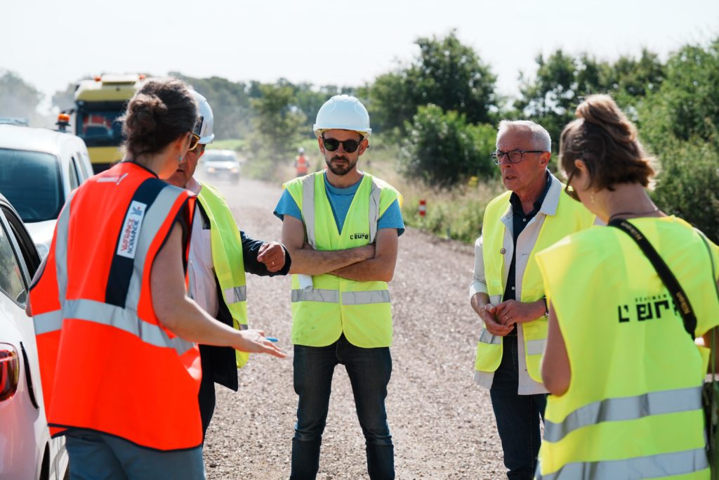 Personnes avec gilet jaune sur un chantier