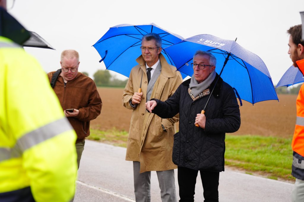 Deux personnes avec un parapluie bleu