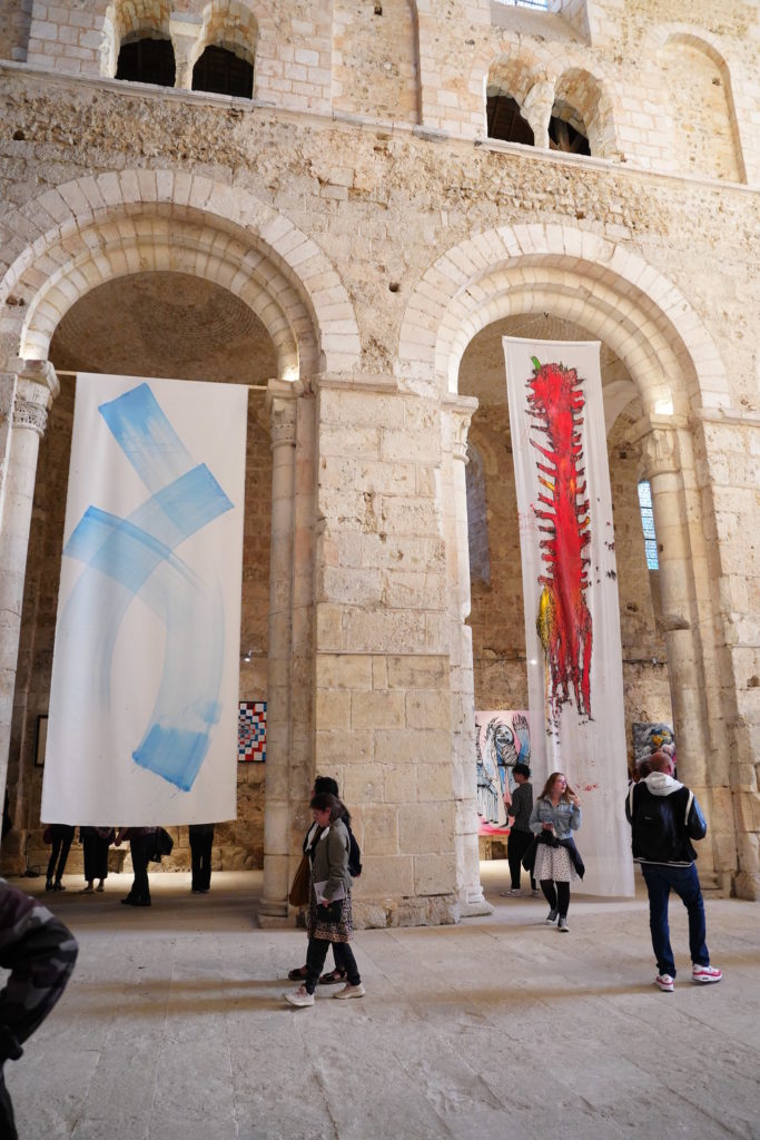 Grand arche en pierre avec des drapés suspendus