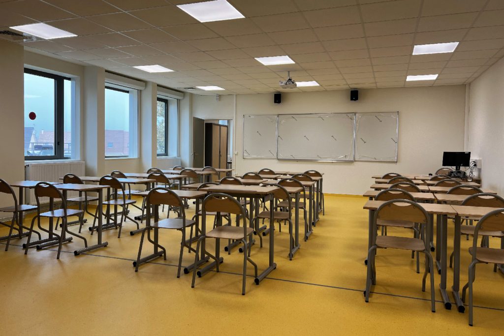 salle de classe avec chaise et table