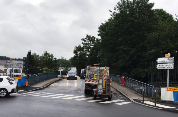 voiture et camion sur une route