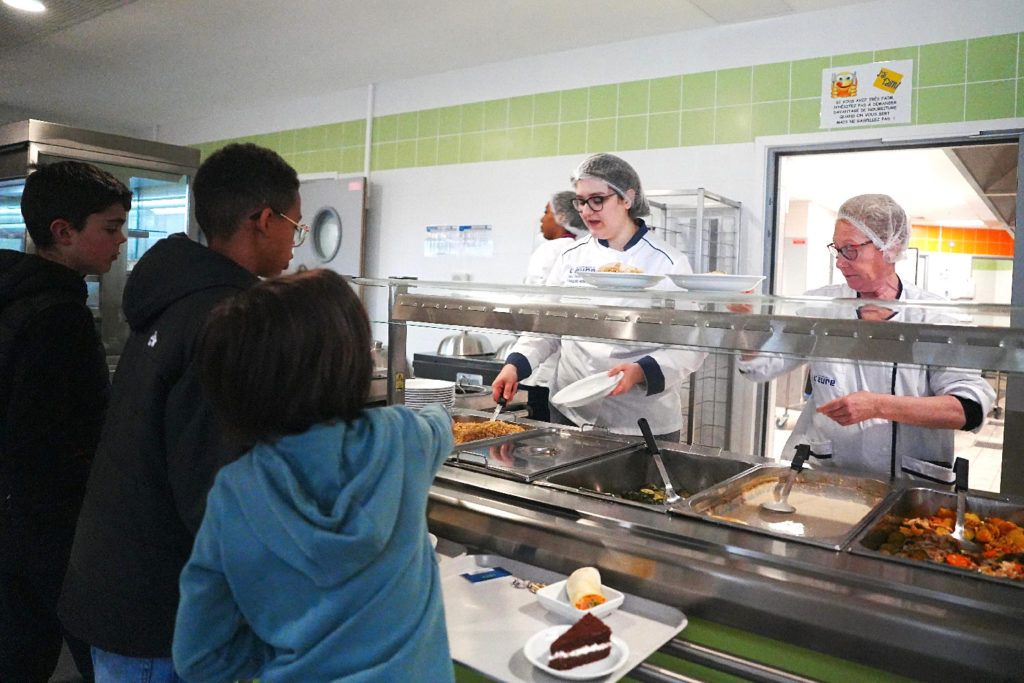 Personnes au self du restaurant scolaire