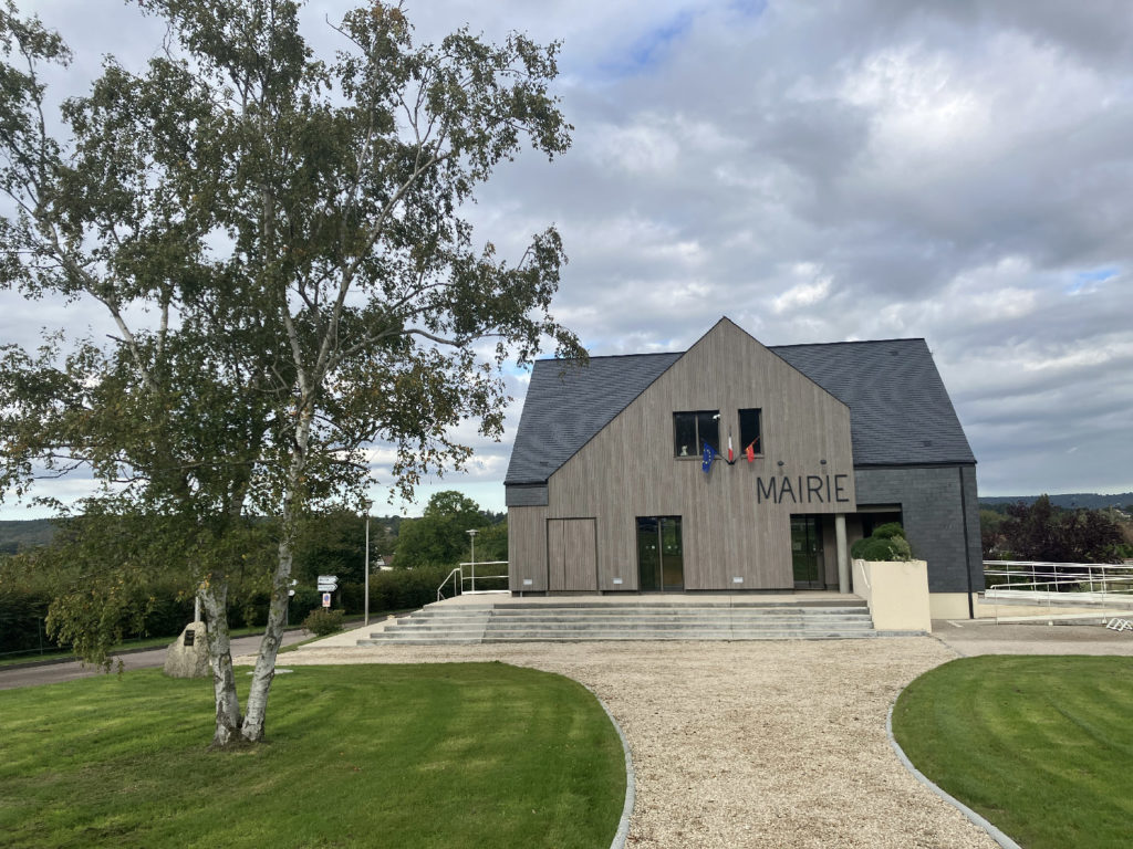 Bâtiment avec un arbre au premier plan