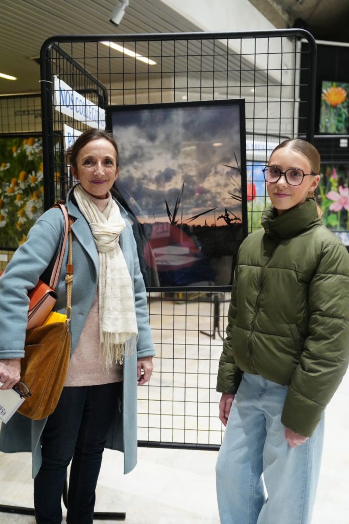 deux personnes posant devant une photo