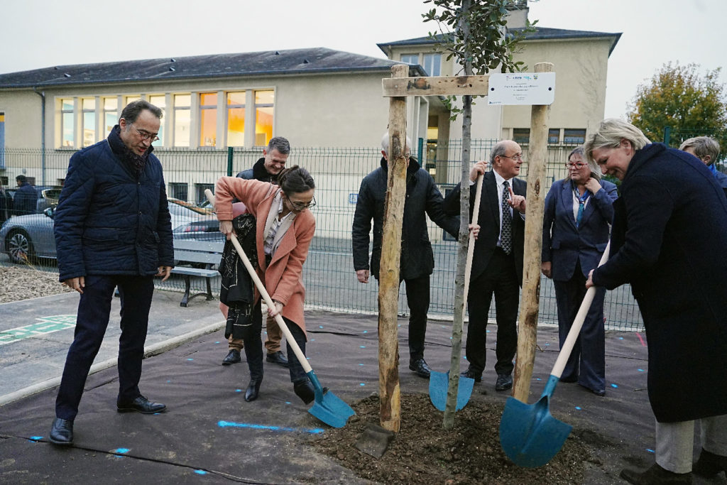 Groupe de personnes avec des pelles