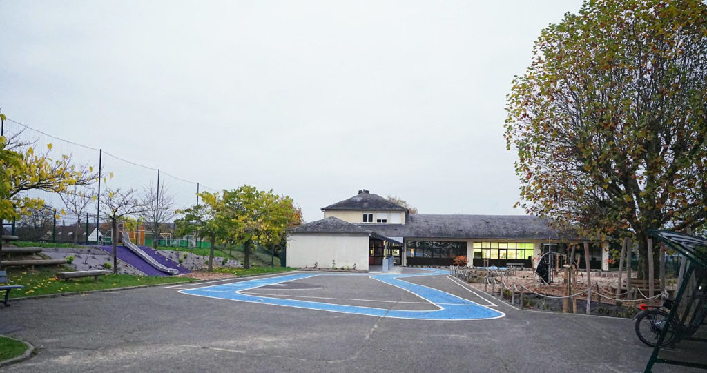 bâtiment et cours d'école