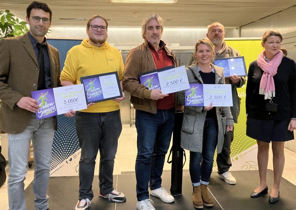 personnes sur une estrade avec leur prix dans les mains