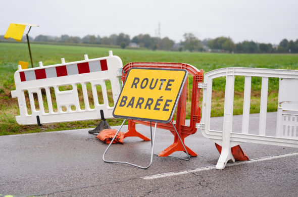 barrière et panneau route barrée