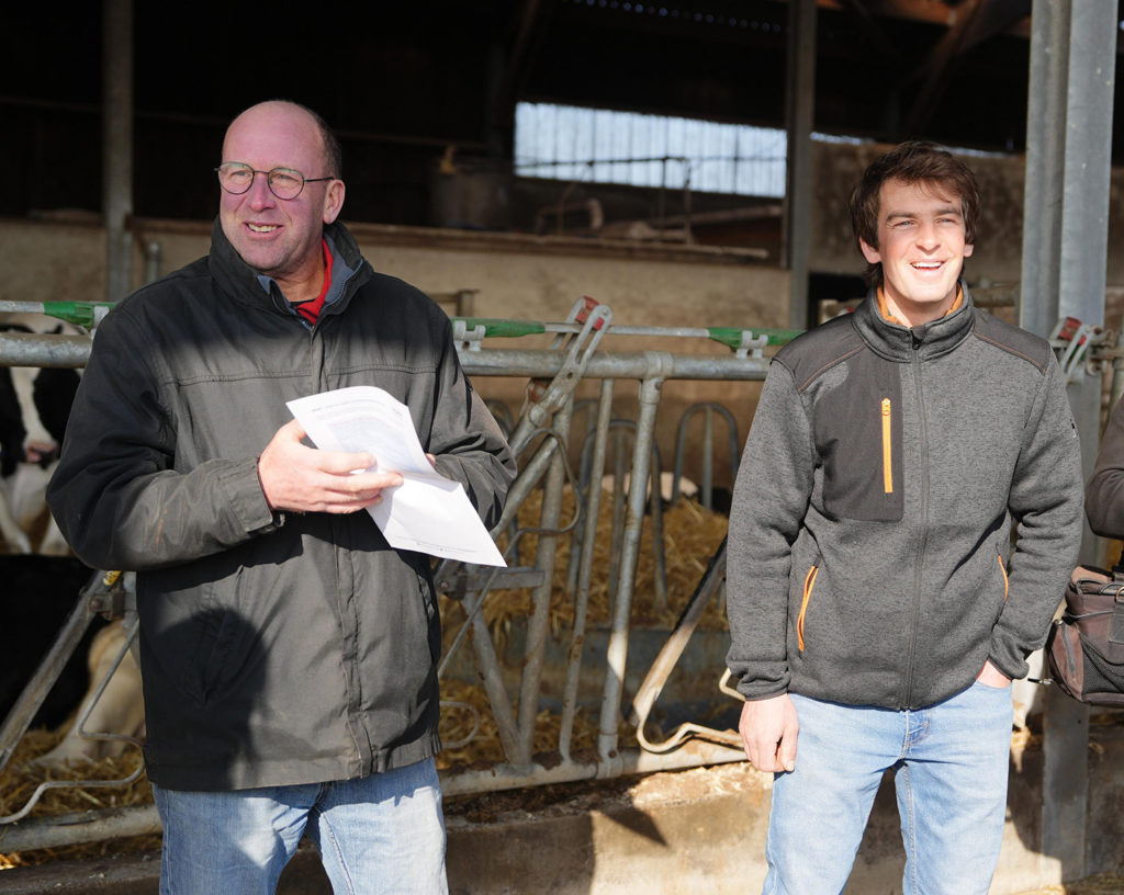 deux personnes devant des vaches