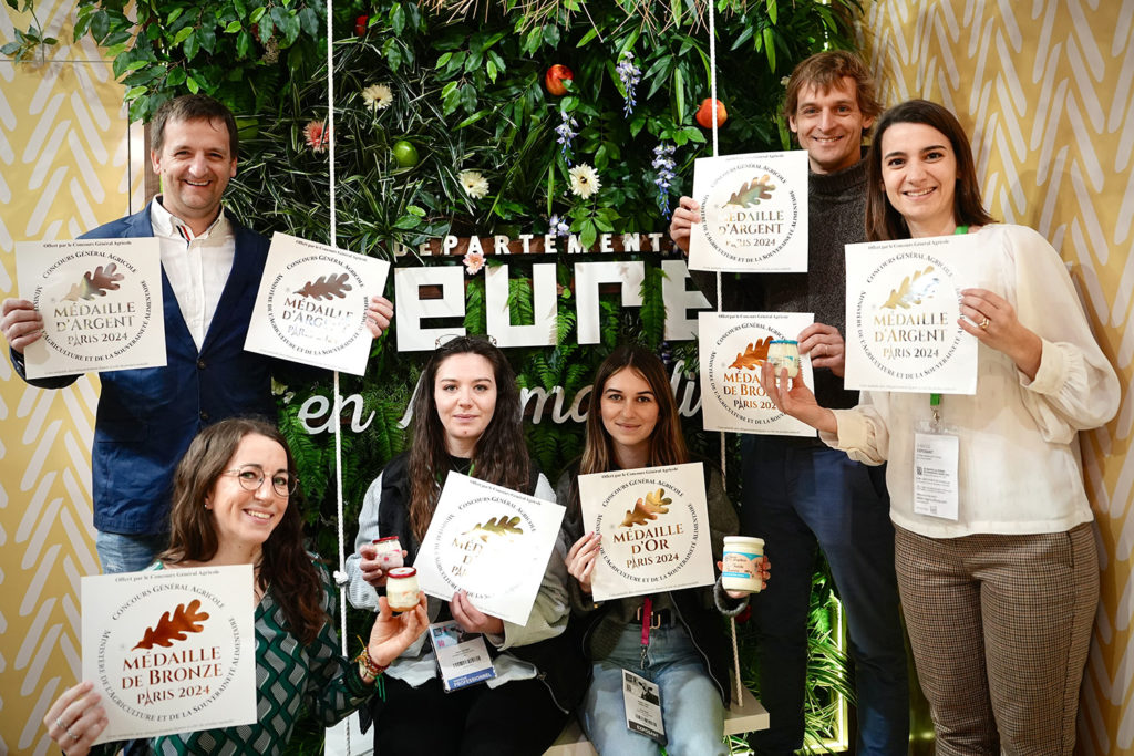 Groupe de personnes avec un diplôme