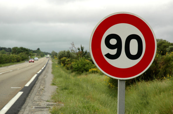 panneau 90 sur un bord de route