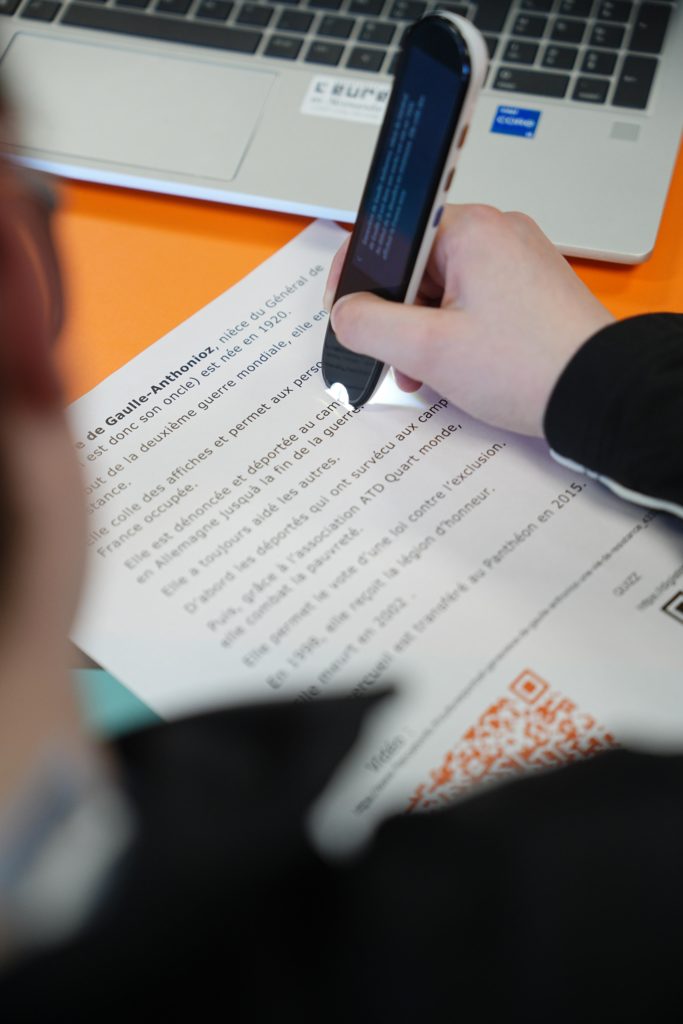 main avec un stylo numérique de lecture