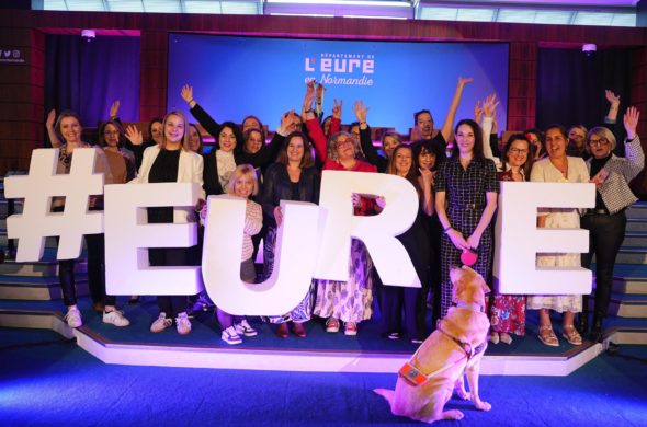 groupe de personnes avec les mains levées et un chien en premier plan