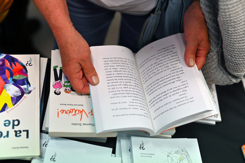 livre ouvert dans les mains d'une personne