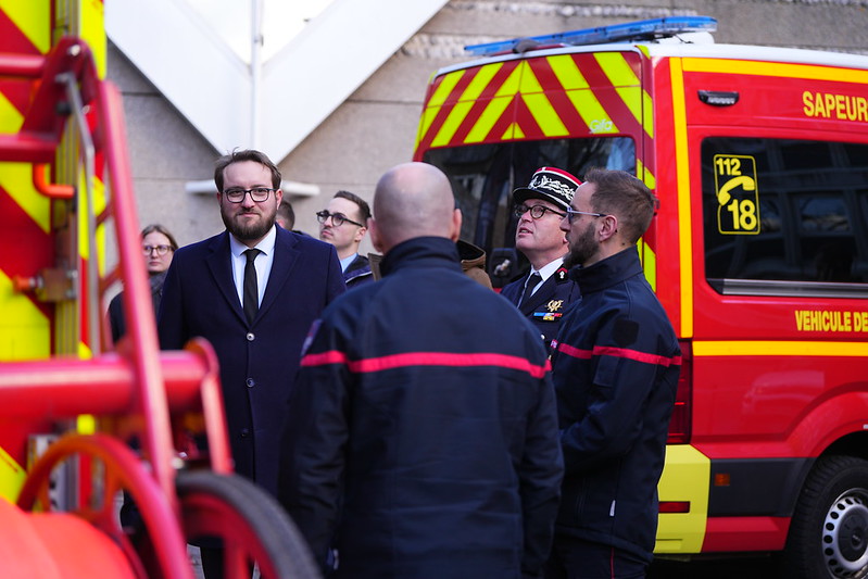 camion de pompier et groupe de personnes autour