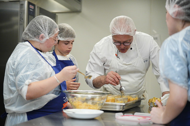 54530105541_18b4321caa_c jeunes et cuisinier avec une charlotte sur la tête