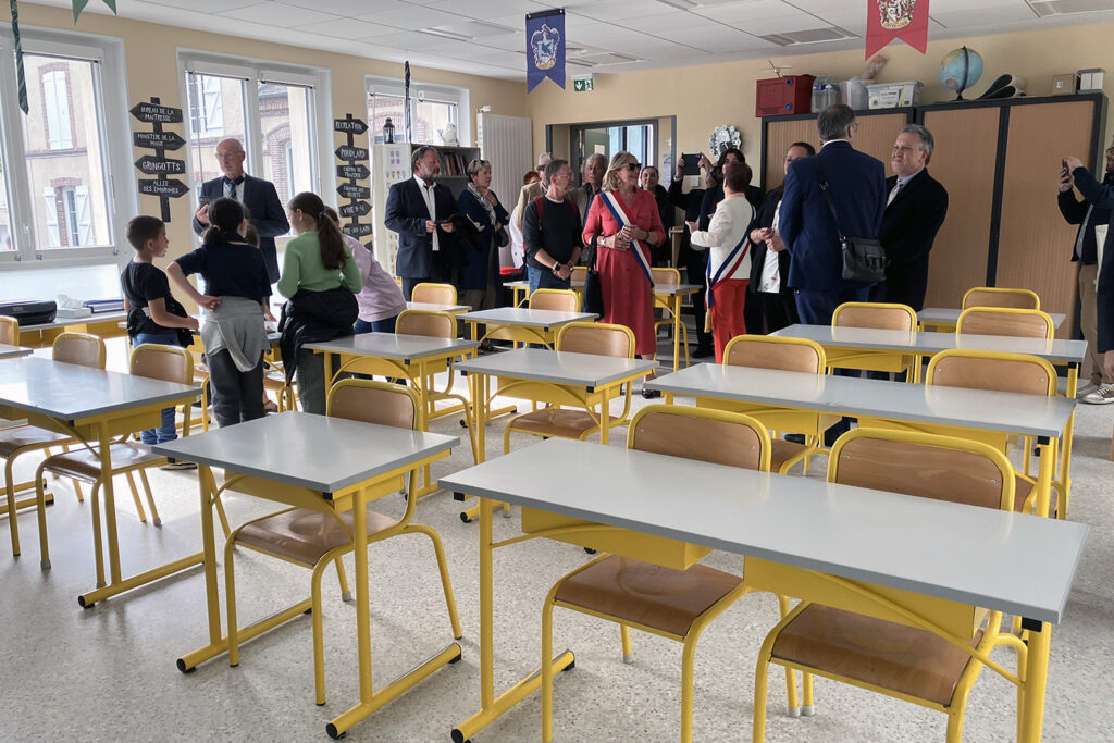 Croth-4 salle de classe avec un groupe de personne au fond