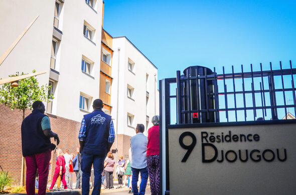 immeuble avec en premier plan un groupe de personnes de dos