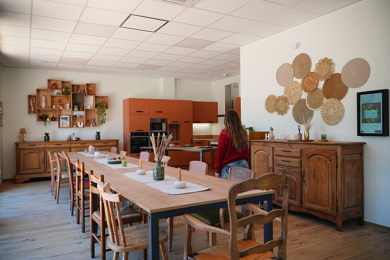 Djougou2 Pièce avec une grande table et des meubles en bois