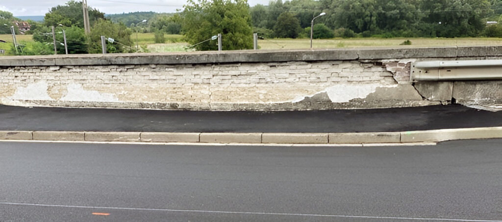 Mur Parapet à Réparer copie mur en pierre le long d'une route