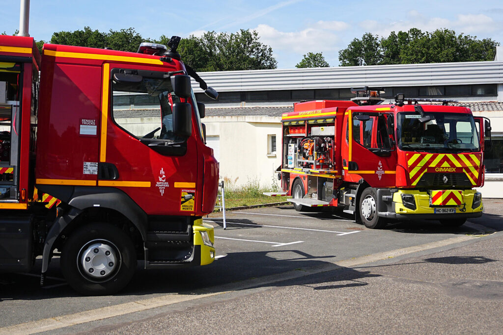 Pompiers-1 Deux camions de pompiers rouges garé sur un parking