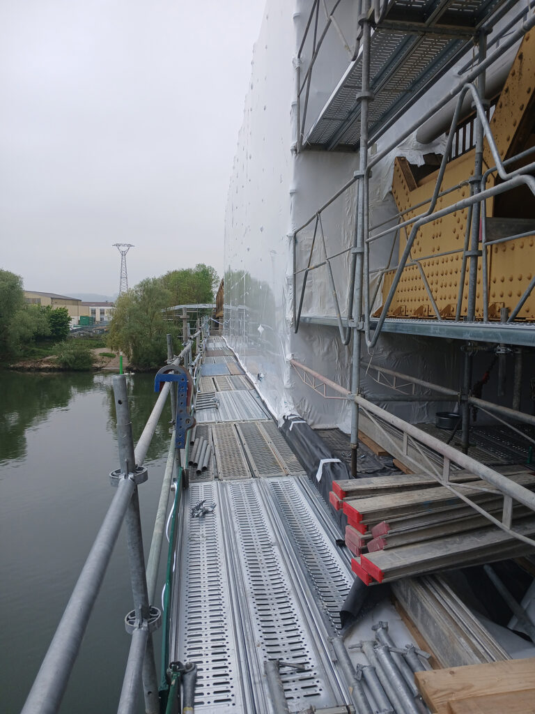 Pont-courcelles-travaux-1 échafaudage avec sur sur l'eau