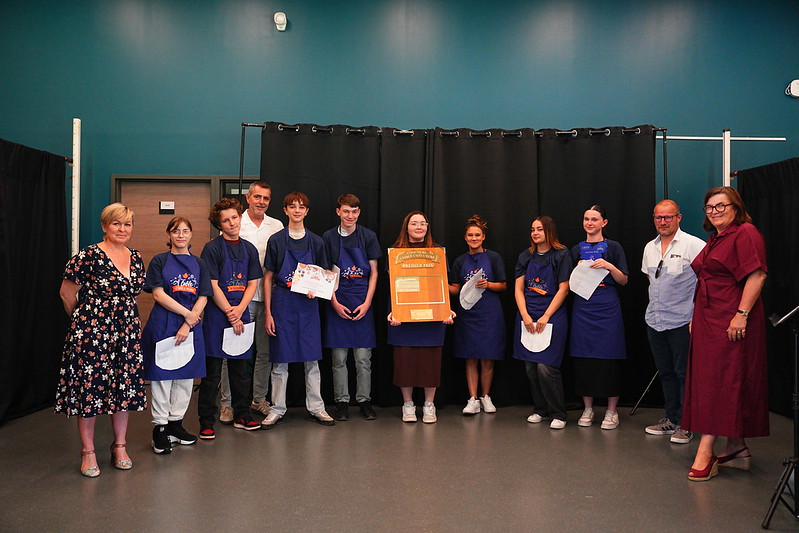 college-1er Prix-Le-Hameau-1 groupe de jeunes avec un tablier bleu