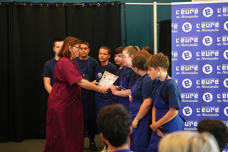 college-pagnol-gravigny groupe de jeunes avec un tablier bleu