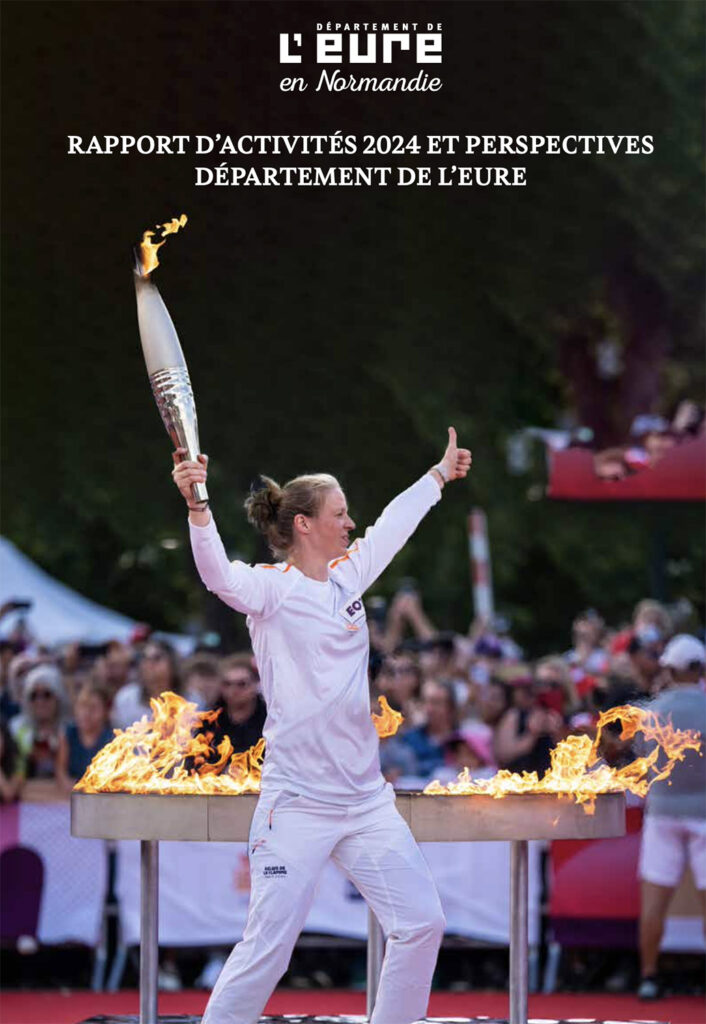 rapport-activites-2024-couv personne habillée en blanc levant les bras et portant la flamme olympique