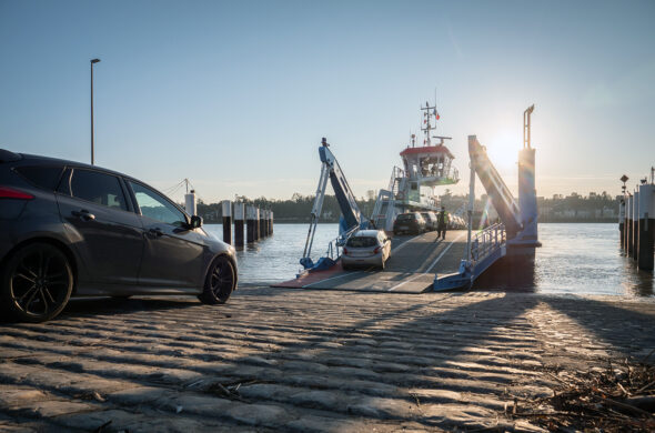 voiture montant sur un bateau