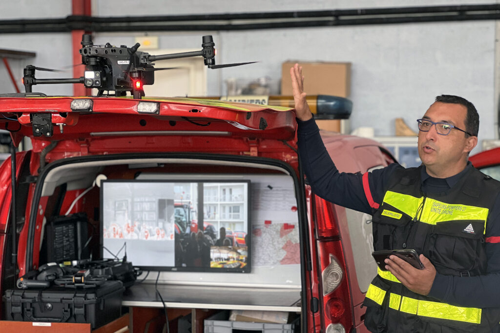 pompiers4 personne montrant un drone