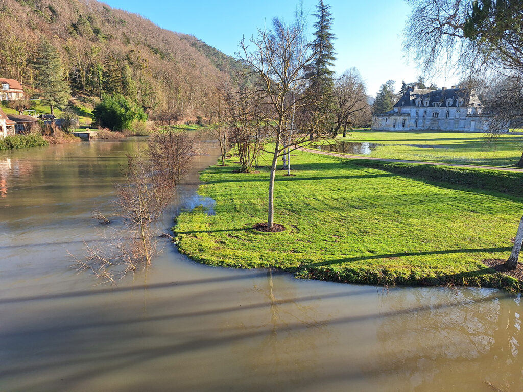 riviere-eure rivière avec un château en arrière plan
