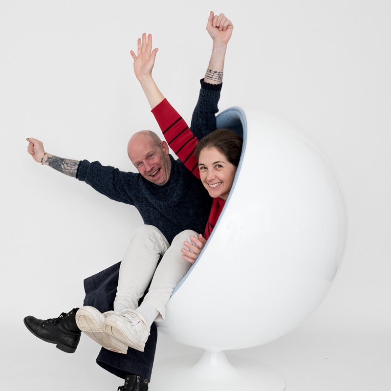 Deux personnes dans un fauteuil blanc
