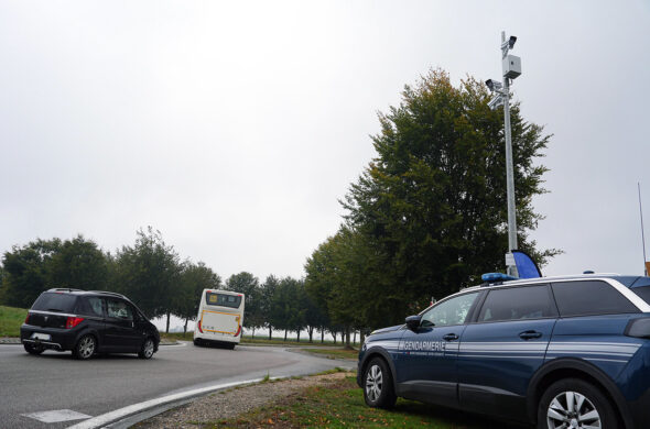voitures circulant et poteau avec caméras