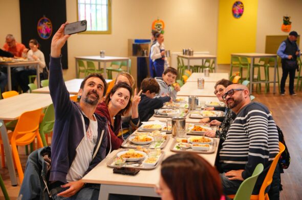 Groupe de personnes à table en train de se prendre en photo