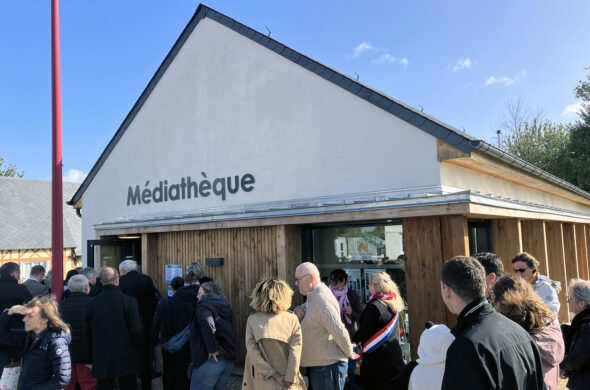 bâtiment avec une foule devant
