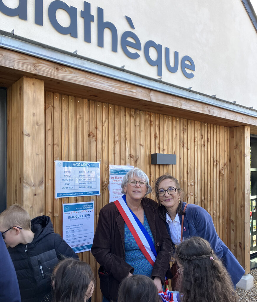 deux personnes devant un bâtiment en bois